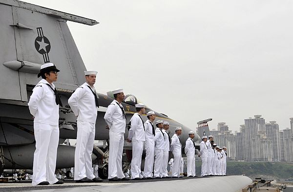 Các thuỷ thủ trên tàu sân bay USS George Washington (CVN 73).